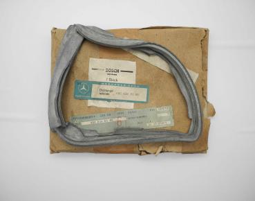 0008268380 Seal right turn signal W107