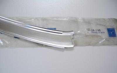 1236980189 Zierleiste links an C-Säule